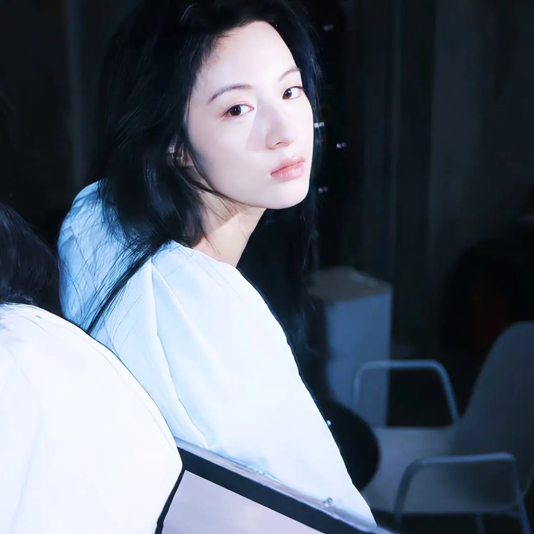 裁员后美女总裁后悔了 封面